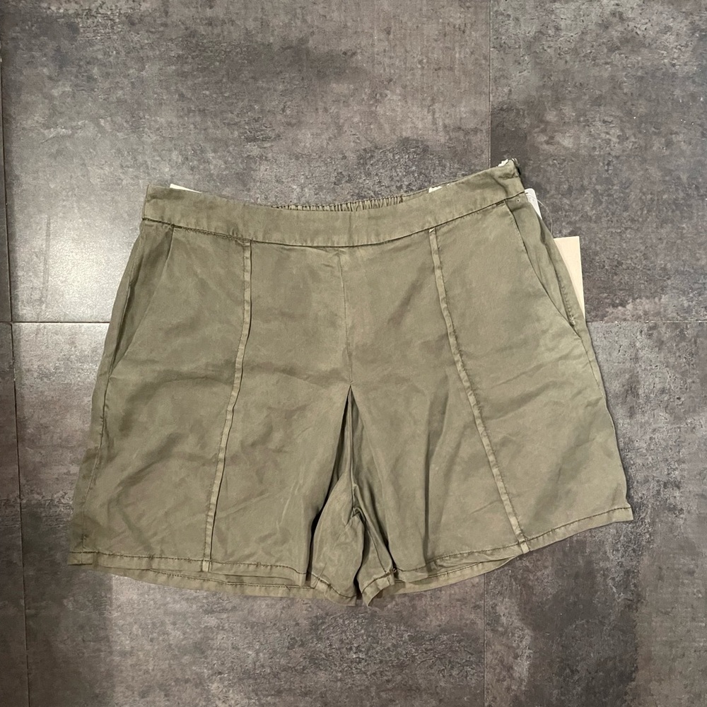 NWT Altar’d State Womens 100% Tencel Olive Green Shorts Side Zip Size Small